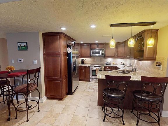 4th image of 16 Courtyard Ln