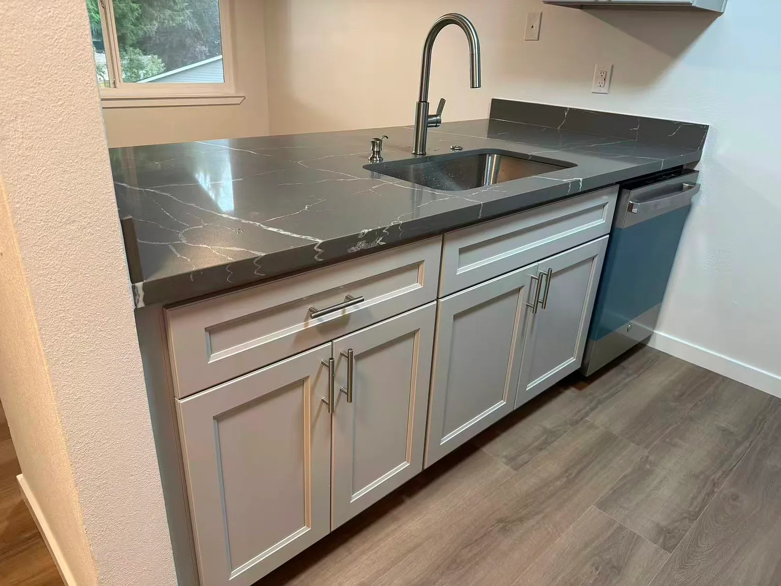 2 bed, 850 sqft, $2,300 — Photo 3