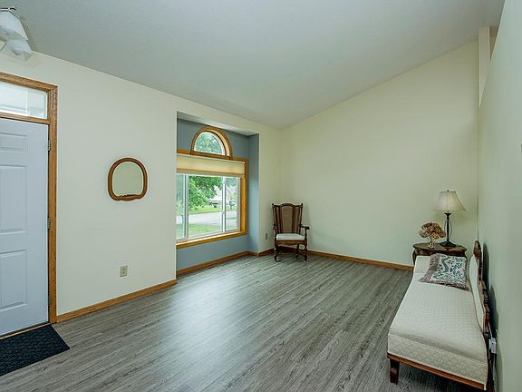 5th image of 11936 Kenyon St NE
