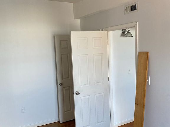 3rd image of 2059 W Oxford St Floor 3