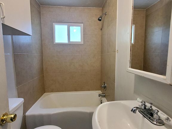 5th image of 1555 W Southgate Ave