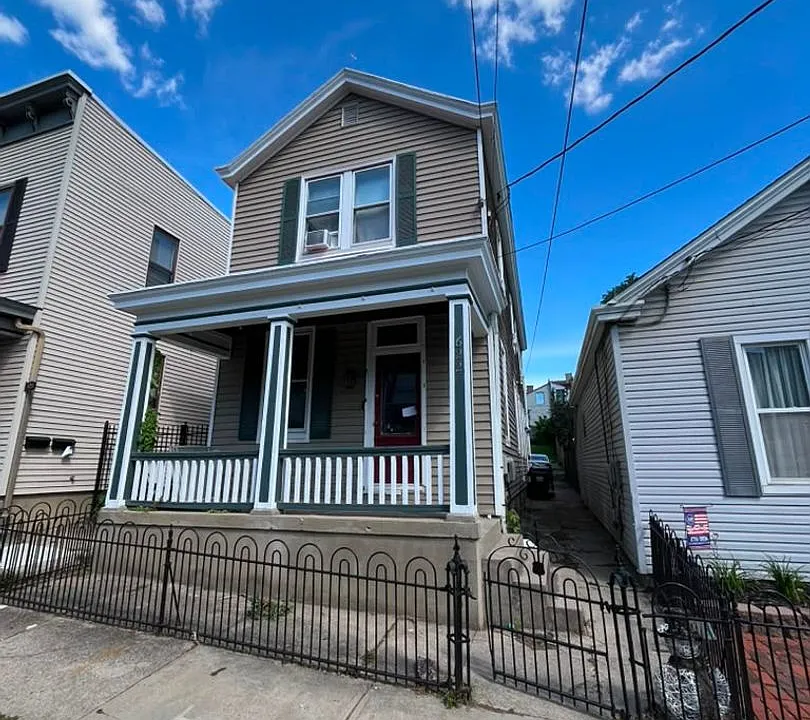 622 W 12th St