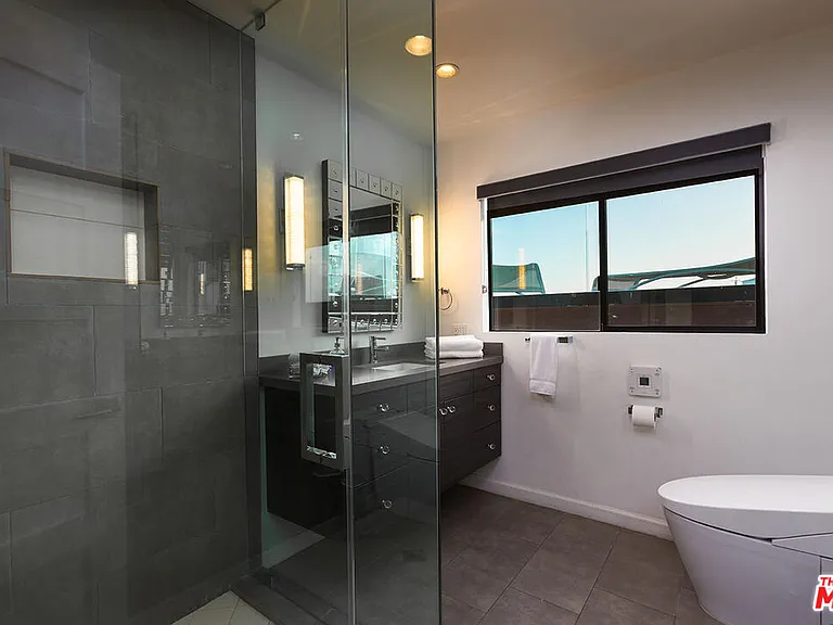 1733 Sunset Plaza Dr — Photo 36