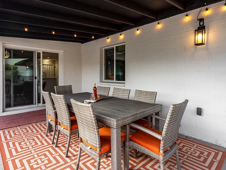 Outdoor Dining Area
Lights & Misters