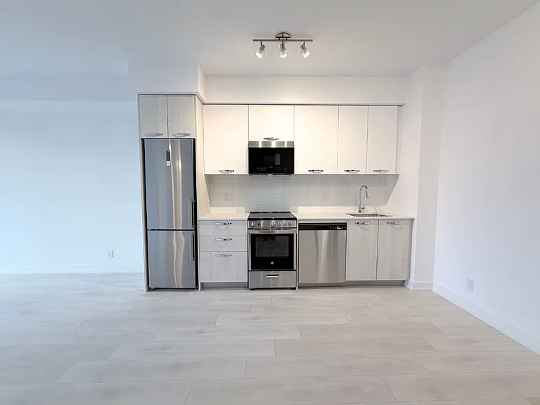 75 James St S #824-921 — Photo 3