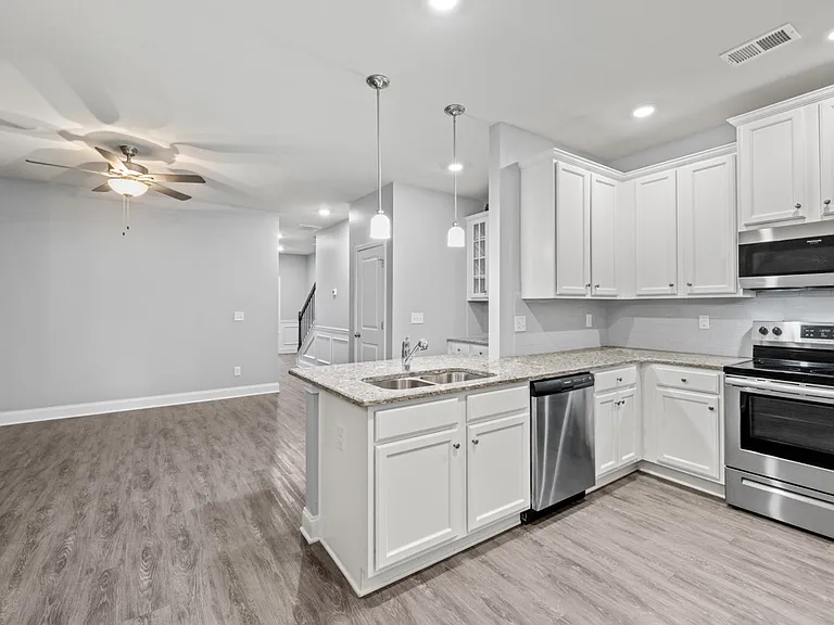 2570 Castellan Dr — Photo 15
