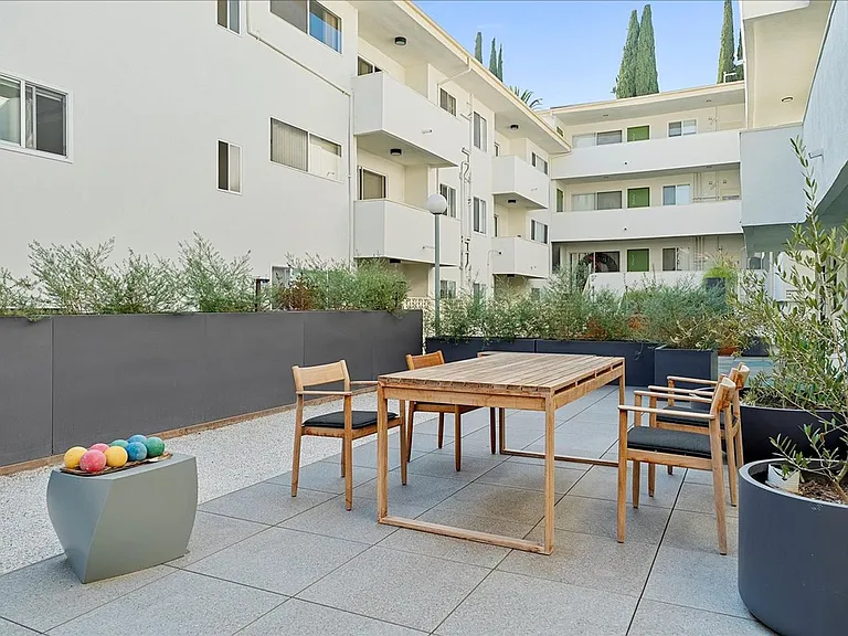 6615 Franklin Ave. — Photo 16