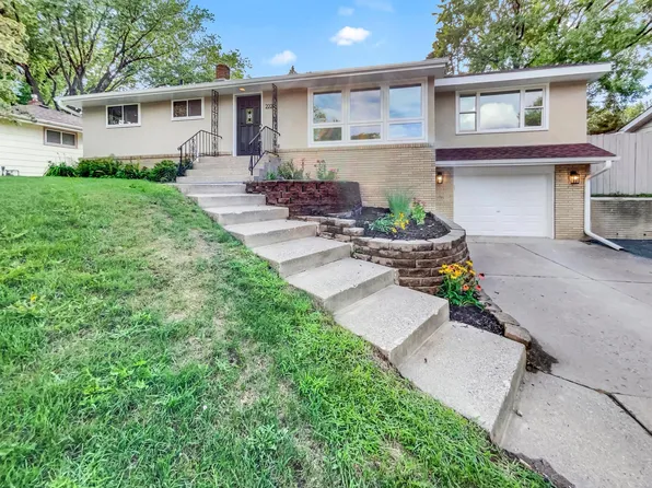 2221 Craig Pl, Saint Paul, MN 55109