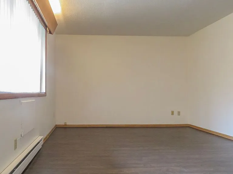 17920 SE Stark St — Photo 3