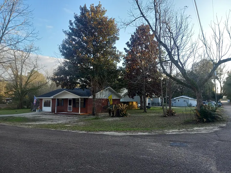 213 Rose Cir — Photo 2