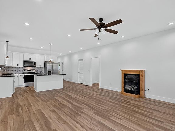 4th image of 170 Honeysuckle Ln