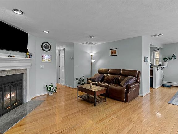 5th image of 44 Knoll Pl #D