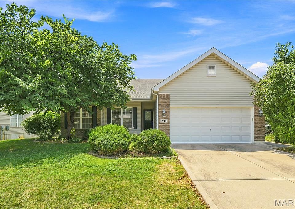 1st image of 944 Daffodil Ridge Dr