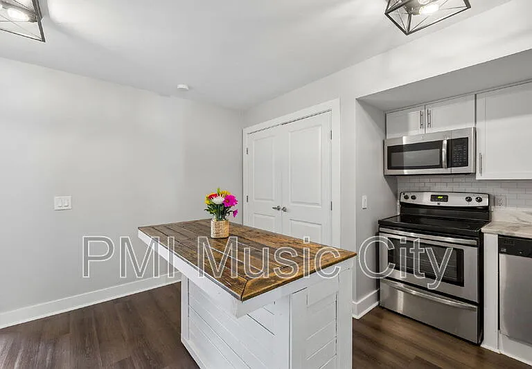 2126B Burns St — Photo 8