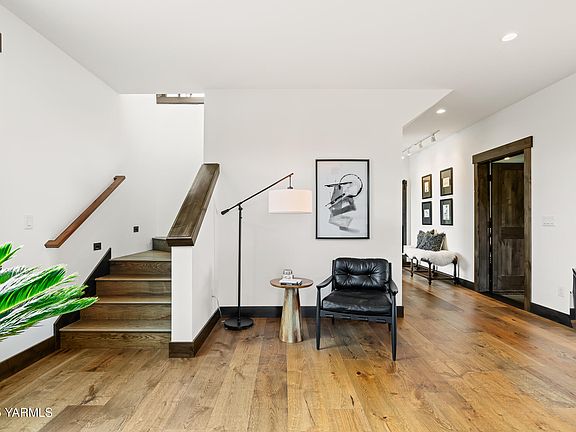 10 Grand Living Upstairs>