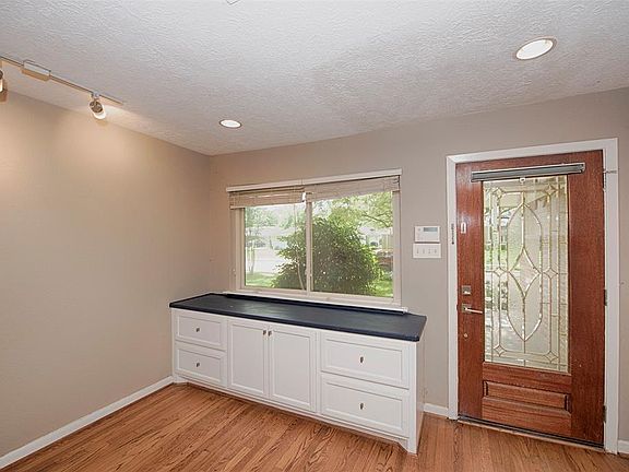 As you enter, there is a built-in that is ideal for displaying family photos, art objects and storing your favorite games, movies, etc.