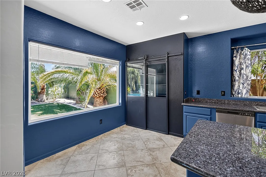 4 bed, 3.5 bath, 2401 sqft, $3,300 — Photo 4