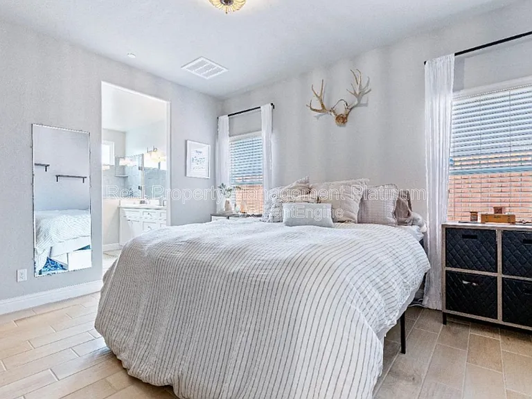 2170 Hermosa Ave — Photo 4