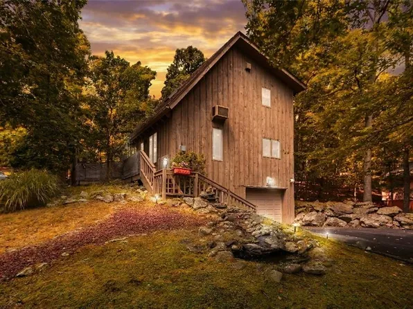424 Saunders Dr, Bushkill, PA 18324