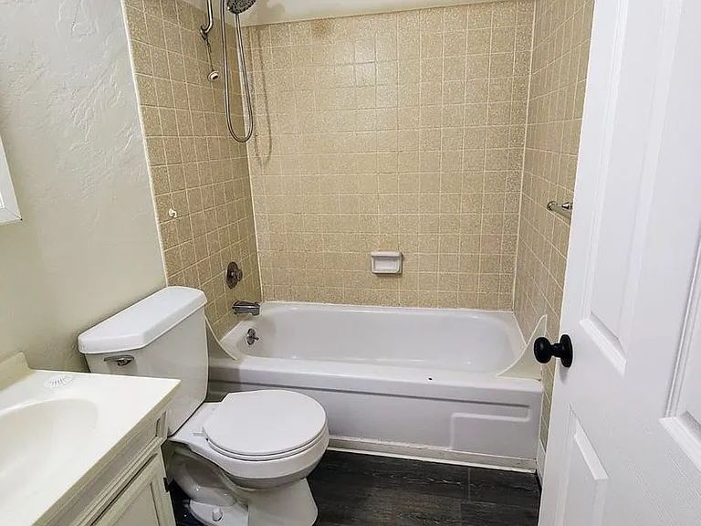 Nice Two Bedroom Duplex In Bethel Area — Photo 22