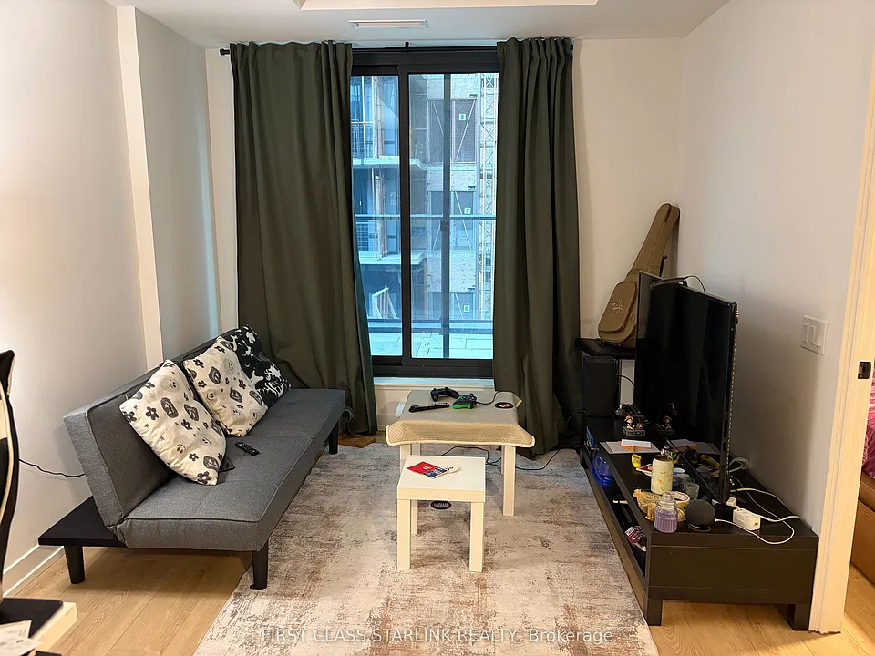 35 Parliament St #817