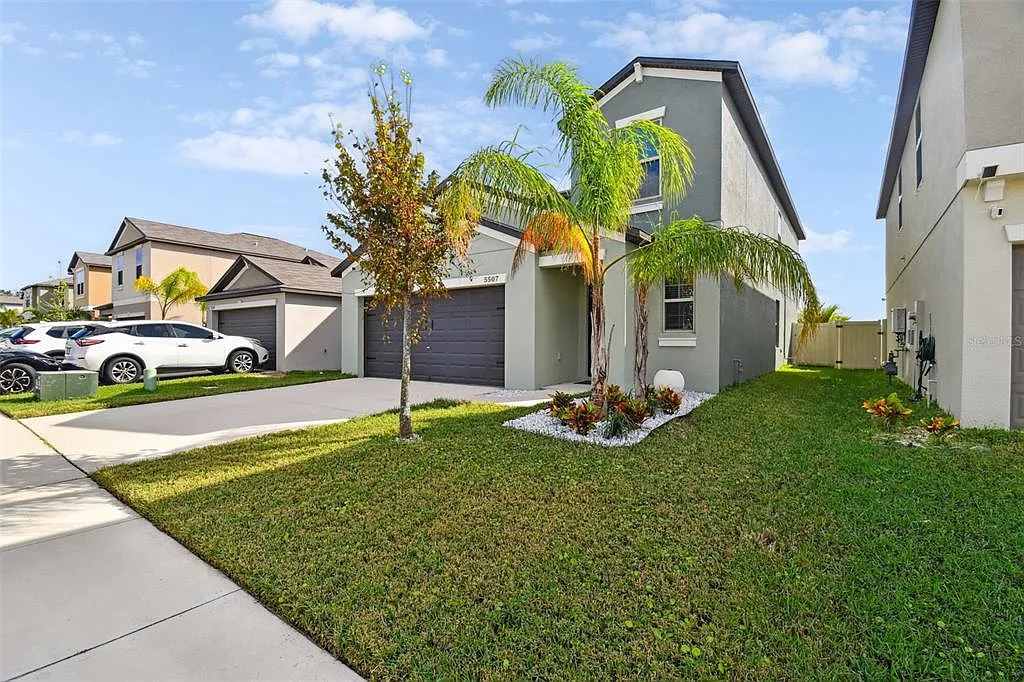 5 bed, 2.5 bath, 2415 sqft, $2,800 — Photo 4