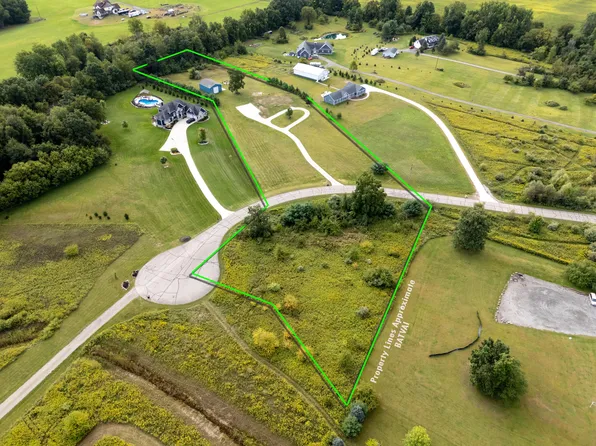 2125 Hickory Acres Dr, Howell, MI 48855