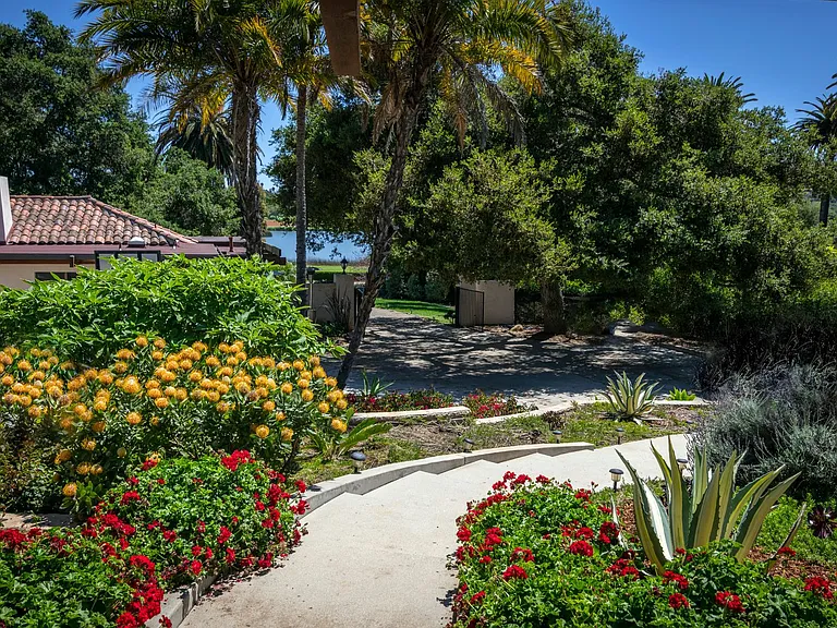 525 Las Palmas Dr — Photo 4