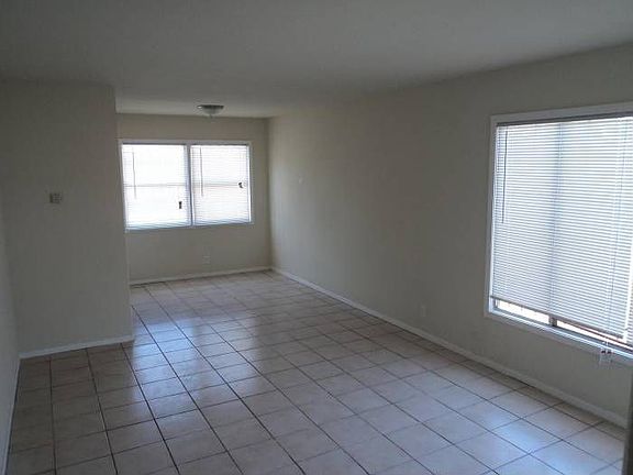 Livingroom/ Dining area