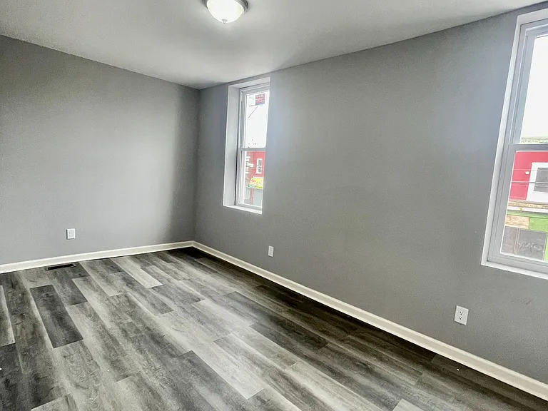 3901 Poplar St — Photo 5