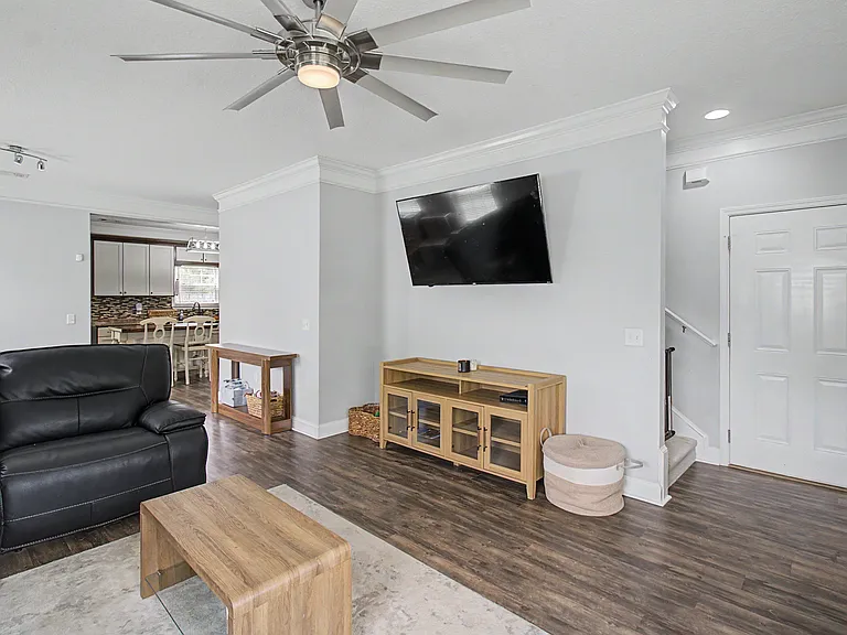 151 Lincoln Way NE — Photo 3