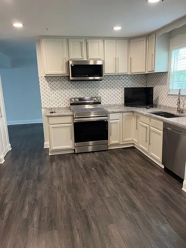 3 bed, 3.5 bath, 2436 sqft, $3,200 — Photo 2