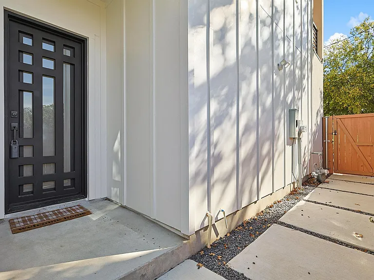 2347 Kings Rd — Photo 14