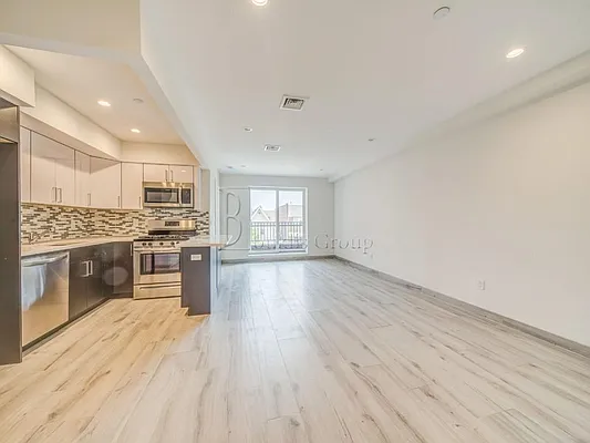 Rented by Bouklis Group | media 9
