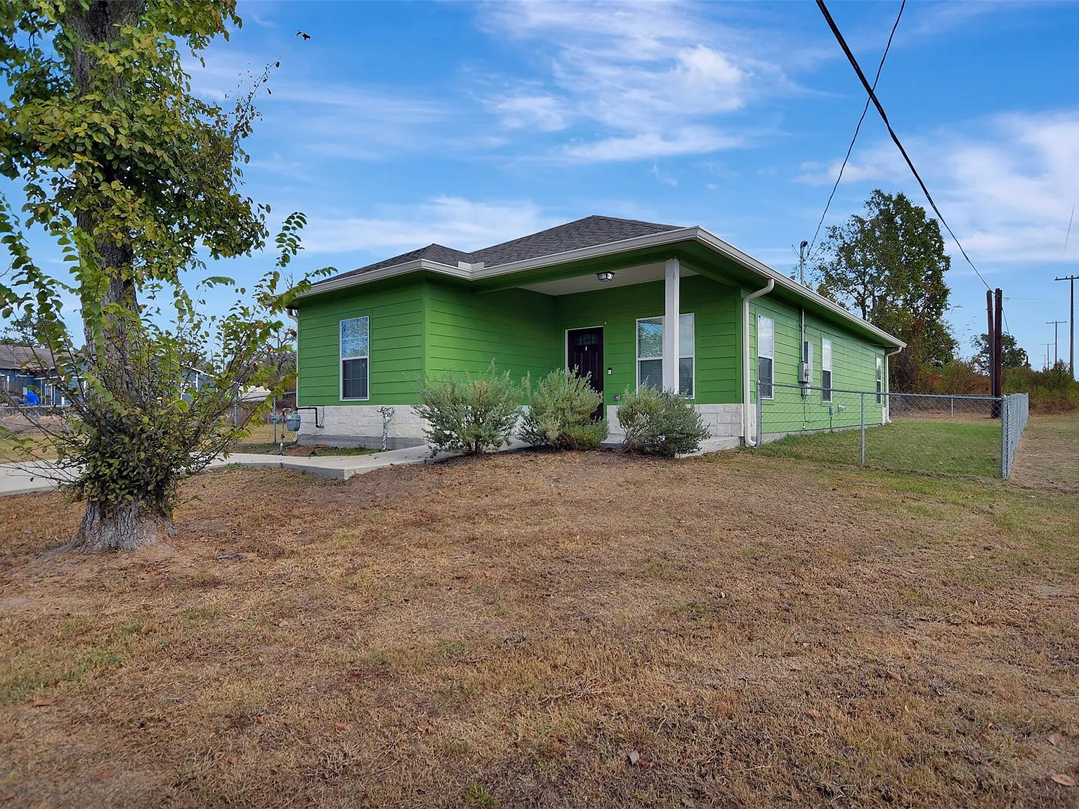 4 bed, 2.0 bath, 1619 sqft, $1,900 — Photo 2