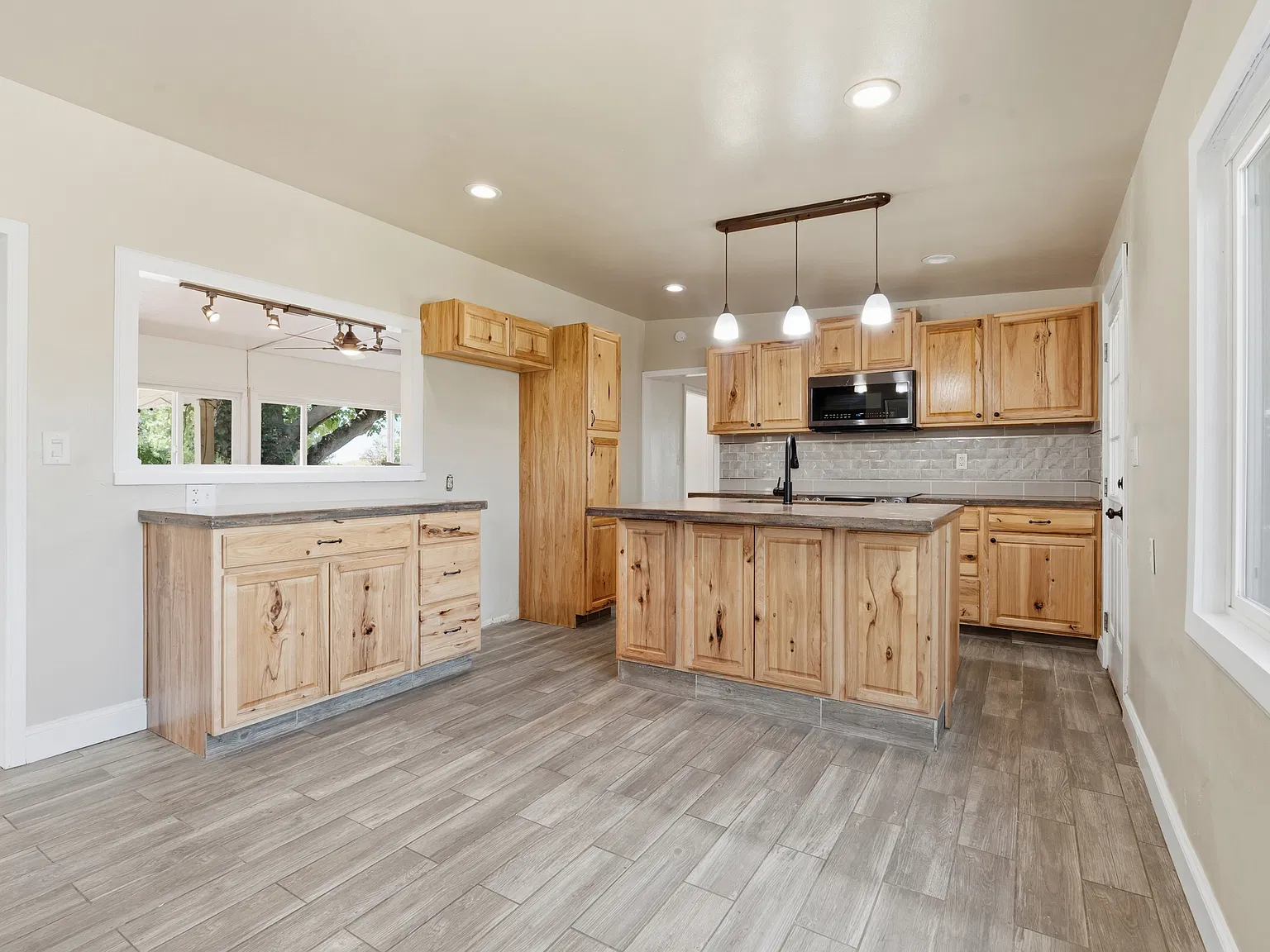 4 bed, 1372 sqft, $3,200 — Photo 4