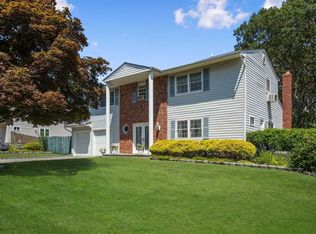5 Bari Ln, Farmingville, NY 11738
