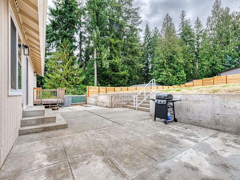 Huge oversize yard with patio and BBQ