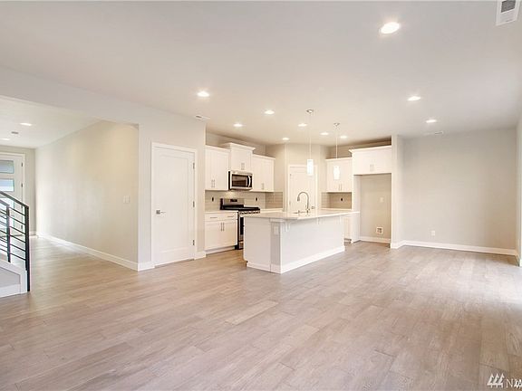 photos of 2581 plan from another community.  Colors and finishes will vary. Pendant lights not available at evergreen view