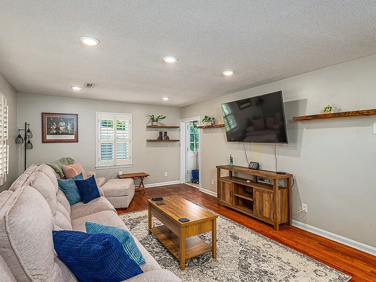 3902 Laird Ln — Photo 3