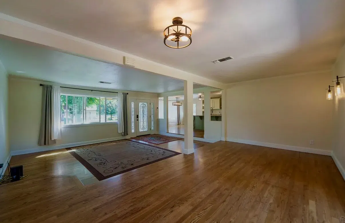 4 bed, 2004 sqft, $2,300 — Photo 2