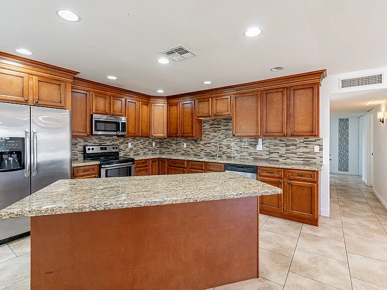 7318 E Sheridan St — Photo 2