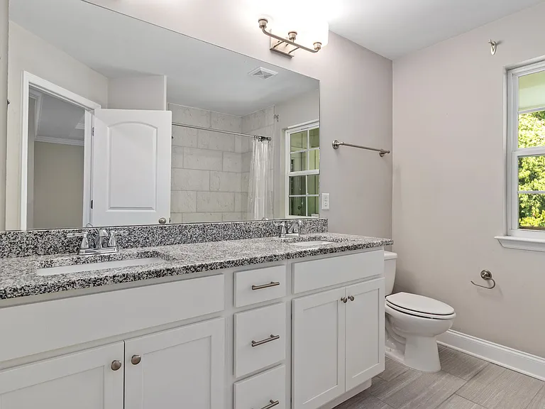Owner's Bathroom (double sinks, shower/bathtub)