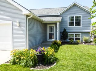 1500 Meadow View Ln, Waverly, IA 50677