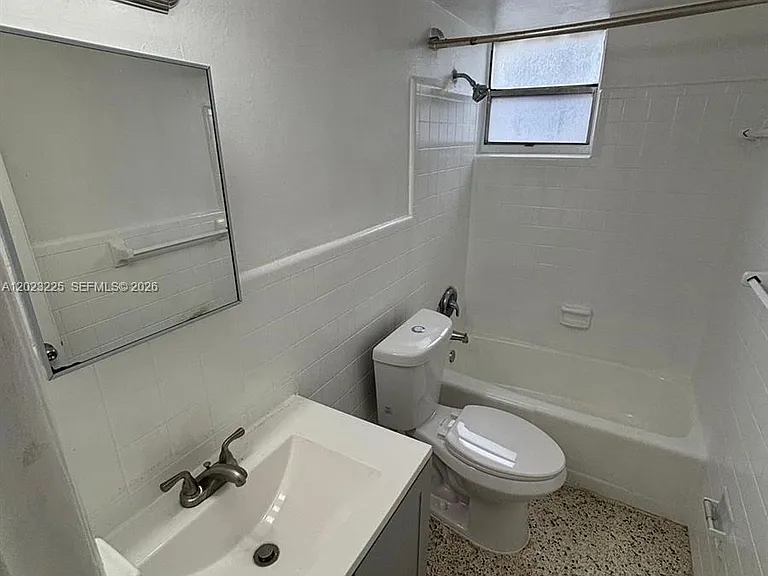 1047 SW 7th St #6 — Photo 7