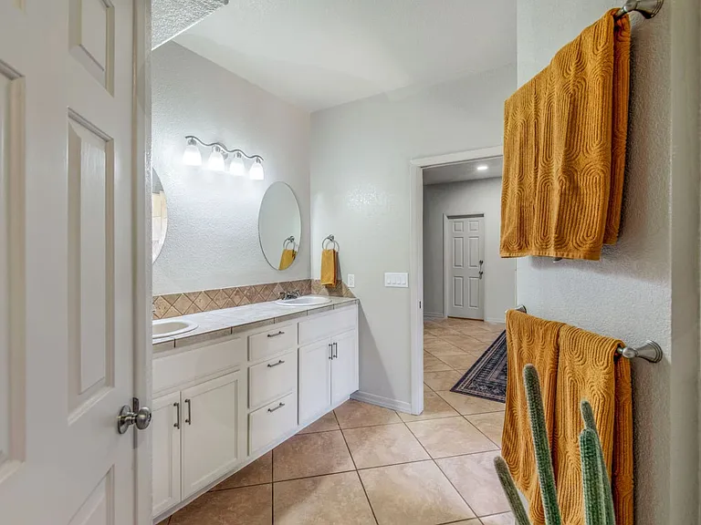 1800 Burgundy Dr — Photo 21
