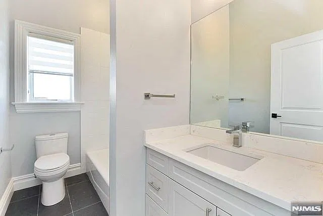 4 bed, 3.5 bath, 2218 sqft, $6,450 — Photo 2