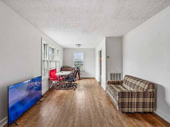 5th image of 305 8th Ave S