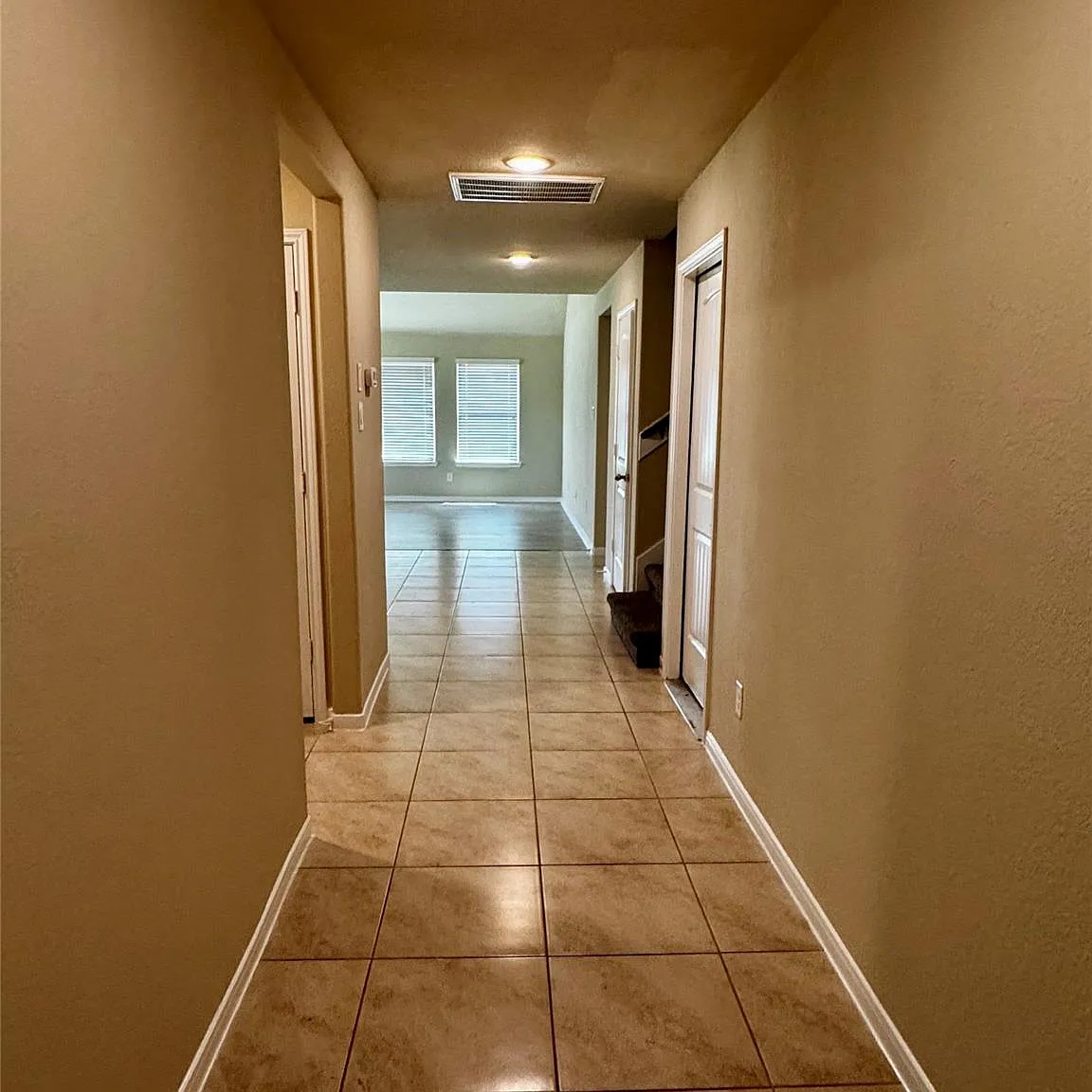 5 bed, 3.0 bath, 2705 sqft, $2,600 — Photo 4