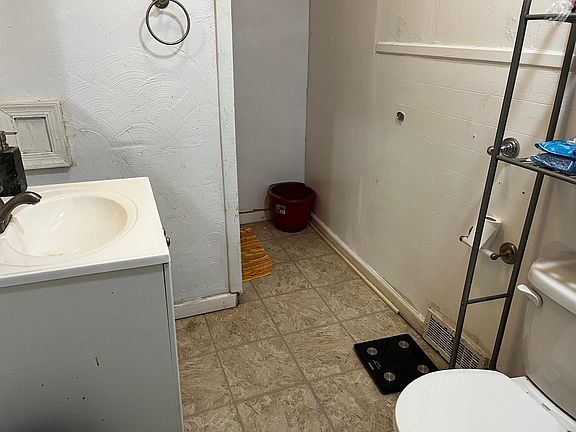 5th image of 970 Radford St #A